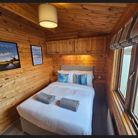 Hickling Broads Lodge Houseboat Stalham Exterior foto