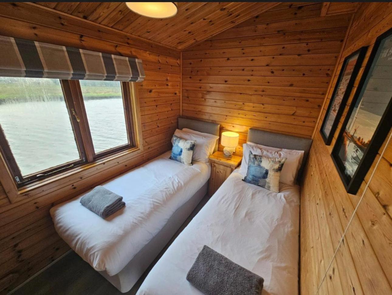 Hickling Broads Lodge Houseboat Stalham Exterior foto
